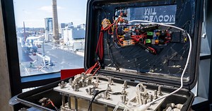 Filterless portable device uses electricity to make seawater drinkable