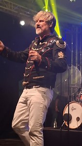 12 reactions | Ein Lied, das jeder kennt. Ein Moment, den keiner vergisst. „Hey Jude“ – live mit meiner Band Hofbräu-Regiment. Echte Musik. Echte Stimmung.  Und bald kommt was Eigenes von mir: Am 12. September erscheint mein neuer Song „Melody“ – auf allen Streaming-Portalen. #HeyJude #LiveMusik #RobinHenderson #HofbräuRegiment #Melody #NeuerSong #FeelTheMusic Danke an @stefanieramundi für s Filmen ❤️ | Robin Henderson | Facebook