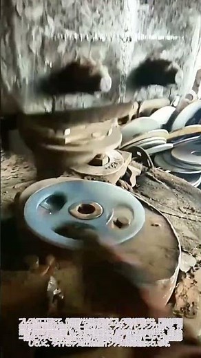 一瞬で形作る、プレス工場で稼働する強力な工業用パンチングマシンの加工現場 #worker #process #industrial #tools #manufacturing