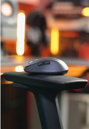 Baterainya bisa tahan sampai 24 bulan, beneran ga yaa. Coba komen di bawah kalau temen-temen udah pakai mouse Logitech Signature M650L ini🙌🏼 #mouse #mousewireless #mousebluetooth #logitech