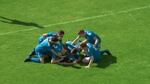 Campeonato de Fútbol de Estadio: El equipo azul inicia el juego con un Kickoff, los ataques, el equipo se lleva la pelota, marca la gol, celebra con el apilamiento de Stack. Torneo Internacional
