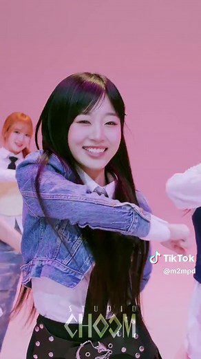 ME I Hi Five Studio Choom Dance with Miai and Kim Chaewon