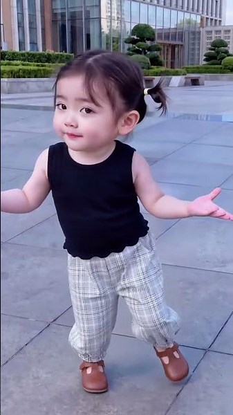 趁這會兒沒人，給姨姨們跳一個～ #騙你生女兒 #人類幼崽 #愛跳舞的小姑娘 #可愛到爆炸💥 #剪映