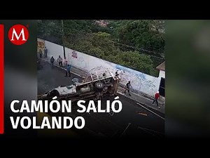 Camión pierde el control y sale volando del distribuidor vial Palmira en Morelos