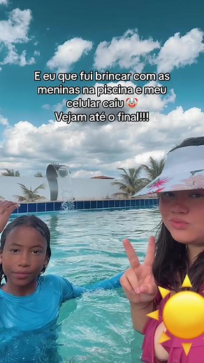 Brincadeira na Piscina: Celular Caiu! 😓🥹