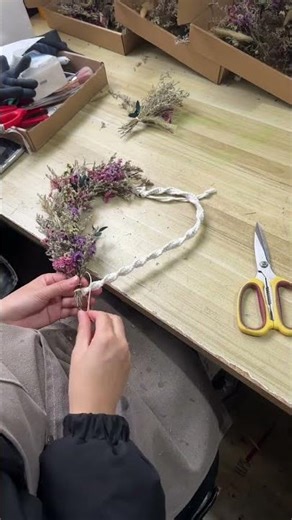 How to make a dried flower wreath