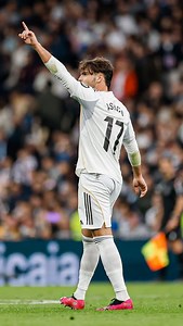 🚨 Standing ovation for Raul Asencio, replaced by Alaba! 🫂 The Spaniard congratulated by Arbeloa #realmadrid #football #asencio | Madrid Iconic