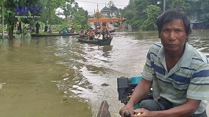 ■အညာဒေသ မြို့ပေါင်း ၁၅ ခု ရေကြီးရေလျှံပြီး ဒေသခံတွေ ပြောင်းရွှေ့နေရ ■မြစ်ကမ်းဘေး သီးနှံစိုက်ခင်း အများအပြား ရေမြုပ်ပျက်စီး သက်တန့်/ MFP ၊ ဇူလိုင် - ၉ အညာဒေသ စစ်ကိုင်း၊ မကွေးနဲ့ မန္တလေးတိုင်းရှိ မြို့ပေါင်း ၁၅ မြို့နယ်မှာ ချင်းတွင်းနဲ့ ဧရာဝတီမြစ်ရေ မြင့်တက်ရေ လျှံမှုကြောင့် မြို့ပေါ်ရပ်ကွက်တွေနဲ့ ကျေးရွာတွေ ဘေးလွတ်ရာ ပြောင်းရွှေ့နေကြရသလို မြစ်ကမ်းဘေးမြေနု ကျွန်းတွေမှာစိုက်ပျိုးထားတဲ့သီးနှံတွေရေနစ်မြုပ်ပျက်စီးကုန်တယ်လို့ ဒေသခံသတင်းရင်းမြစ်တွေကပြောပါတယ်။ ဧရာဝတီနဲ့ ချင်းတွင်းမြစ် ရေကြီးရေလျှံမှုကြော