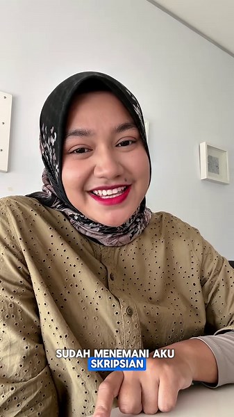 Pas skripsian aku cuma denger sealbum adhitia sofyan yang bedroom recordings (pas nulis essay beasiswa juga wkwk). Sama the script - rain 😭🙌🏻 (jadi skrg aku kalo denger lagu ini keinget skripsi wkwk bau kertasnya ampe kecium) 😂 Kalian kalo nugas denger lagu apaaa?