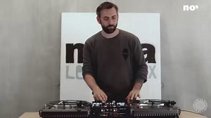Pour Nova, Sims décompose un sample de légende. Aujourd'hui, celui caché derrière « Whoa! » de Black Rob. C'est le sample de la semaine dans Bam Bam 🎵 bit.ly/2VoR4G1 | Radio Nova