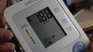 Sanitas SBM 21 Oberarm-Blutdruckmessgerät, vollautomatische Blutdruck- und Pulsmessung am Oberarm mit Arrhythmie-Erkennung