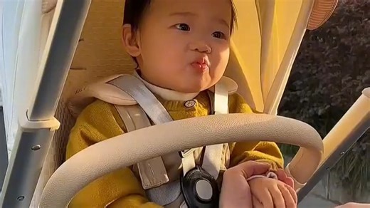 BeBeBus婴儿推车，轻便折叠设计，一键收合不占地，带娃出行轻松应对地铁、公交各种场景，推行顺滑减震稳，宝宝坐得舒适安心，妈妈出行更省力。