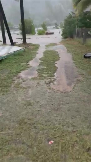 ⭕️ Île Rodrigues : une pluie torrentielle s’abat sur l’île un habitant raconte comment une vie ce moment Plusieurs régions ont été inondées. Certaines vidéos circulent actuellement sur les réseaux sociaux où l’on peut voir une plage coupée en deux, des ponts inondés, des rivières en crue ainsi que des chutes d’eau impressionnantes. Des images à la fois incroyables et inquiétantes.