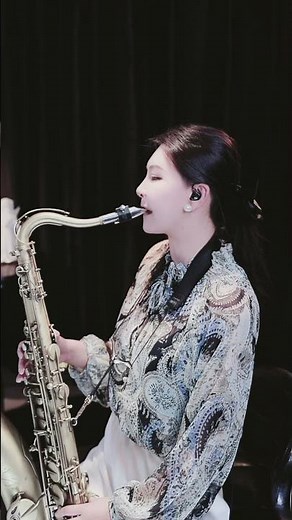 她的萨克斯声太迷人 温柔与力量在音符中交织 #萨克斯表演 #美女演奏 #爵士萨克斯 #音乐现场 #灵魂演奏