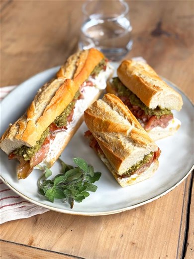 Sandwich ultra gourmand à la mortadelle ✨🥖 C’est simple, rapide et terriblement efficace ! 🤌 Parfait à partager entre amis (ou à garder pour soi, on ne juge pas 😏) Ingrédients : De la mortadelle Des pics à brochette 40 g de beurre Origan Fromage stracciatella Une baguette Pour le pesto maison : 2 tasses de feuilles de basilic frais 1/2 tasse de parmesan 1/2 tasse d’huile d’olive extra vierge 1/3 tasse de pignons de pin 2 gousses d’ail Sel & poivre Préparation : 1 - Former des brochettes avec 