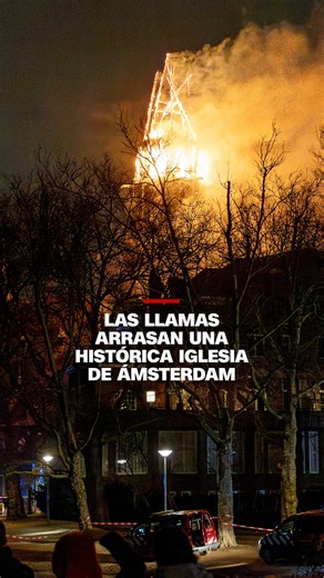 Las llamas arrasaron el campanario de #Vondelkerk en #Ámsterdam, Países Bajos, durante Año Nuevo, obligando a evacuaciones al caer escombros sobre viviendas cercanas. No se han reportado víctimas y la causa está bajo investigación. | CNN en Español