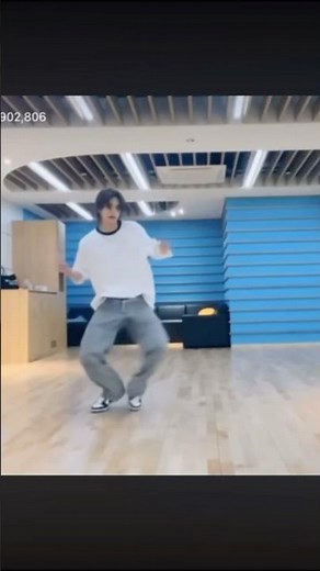 Hyunjin doing the new jeans trend🌟💕 | #shorts #straykids #hyunjin #trending #stay