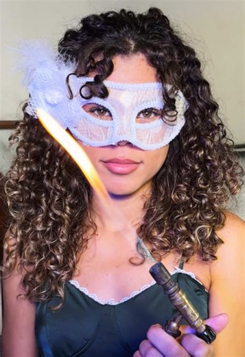 Em Bridgerton, cada temporada traz uma nova história de amor… e a próxima começa em um baile de máscaras.✨ Inspirado na nova temporada, este anel nasce para contar a história de Benedict Bridgerton — um homem dividido entre a sociedade que conhece e o amor que não planejou. As linhas fluidas do design representam esse conflito: liberdade, desejo e a recusa em seguir caminhos já traçados. No centro, a rodonita✨ uma pedra que simboliza paixão intensa, coragem emocional e amores que desafiam regras