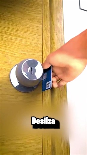 Cómo abrir una puerta con una tarjeta? 😱 #PutMeOnTheEO | scan card to unlock door