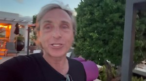 Kimpton Angler’s • South Beach, Miami Beach 🌴✨ Öt nap egy ötcsillagos, elegáns South Beach-i hotelben — és az utazási klubunknak köszönhetően közel 40%-kal kedvezőbb áron, mint a legjobb online ár. Igen… ilyen is létezik. 🔥 Épp a welcome koktélpartin sétálok, ahol minden út így indul nálunk: prémium falatok, koktélok, felsőkategóriás hangulat és egy fantasztikus közösség, ahol az emberek már az első napon megtalálják egymást. 🥂 És csak néhány extra, ami alap: 🍷 minden délutáni ingyen borozás