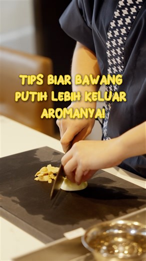 37K views · 20K reactions | TIPS BAWANG PUTIH LEBIH KELUAR AROMANYA 龍 YANG JARANG ORANG TAU Salah satu rahasianya ada di bawang putih yang digeprek ✨ Harumnya lebih kuat, rasanya pun makin nendang! Nah, tim kamu apa nih?  Geprek  Iris tipis  Cincang halus Cobaa komen dibawah  | Chef Elin Sulivan | Facebook
