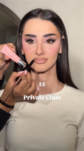 ‎ضُحى‎ on Instagram‎: "مع ليلي الحب سوينا لوك وردي ناعم ، ليليان بعدها مش مخلصه كورس الاساس وفظعت !! @lilian_do123 Private class"‎