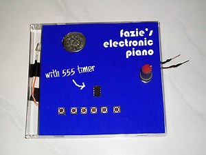 Simple Electronic Piano With 555 Timer in CD Case