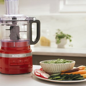 🍋So tasty, you might forget about the BBQ itself 🧄 BBQ season has arrived, which also means it's time for delicious dips! Our Roasted Garlic and Spinach Dip takes you on vacation in a world of flavors like no other. The roasted garlic infuses a luxurious, rich note, while the spinach brings freshness to it all. Brighten the mix with a squeeze of zesty lemon, teaming with the sweet nuttiness of cashews. Ready to impress your mates at the next barbecue? 🍗 Discover our Roasted Garlic, Spinach, L