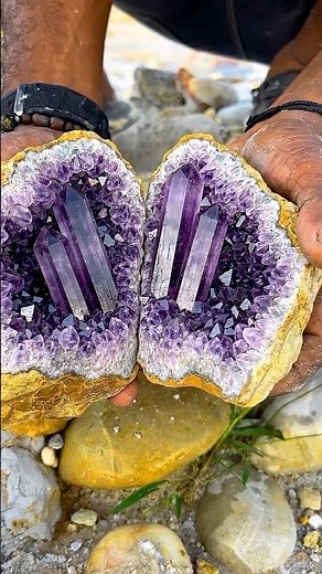 POV: You Crack Open a Random Rock and Find THIS… 🤯 #crystals #gemstone #asmr #satisfying