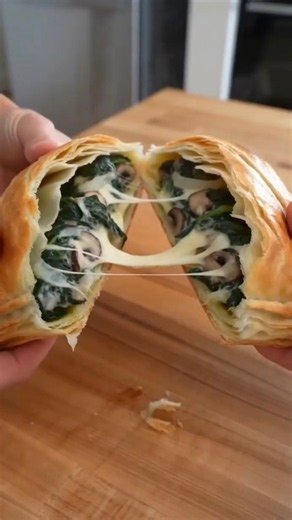 Cheesy Spinach & Mushroom Puff Pastry! 🥐🧀🌿 #quickmeals #healthysnacks #cheese #easyrecipes
