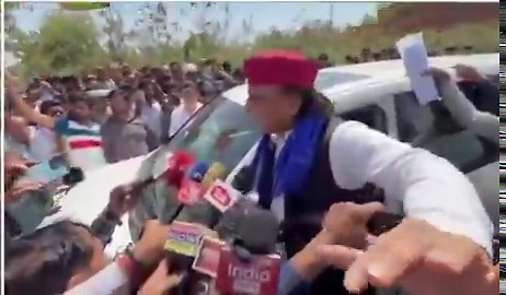 मायावती की निष्क्रियता ने उत्तर प्रदेश में दलित वोटो के लिए लूट मचा दी है भाजपा, कांग्रेस से लेकर समाजवादी पार्टी तक इस दौड़ में शामिल हैअखिलेश यादव पिछले दो दिनों से नीला दुपट्टा लपेट कर घूम रहे हैंरही बात इस वीडियो में उनके महिला आरक्षण विरोधी बयान की, तो सपा का ये रुख़ मुलायम सिंह के समय से क़ायम है