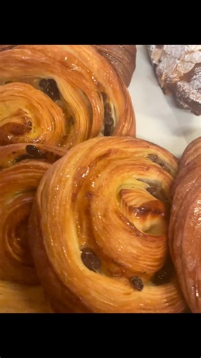 A perfect overcast Milawa day to slow down with something freshly baked ☁️ Our ovens are full and the shelves are stacked — a full range of artisan sourdoughs, flaky pastries, and sweet treats are ready for you today. Settle in with a great coffee and enjoy the warmth of our café, or grab your favourites to take home. 📍 Milawa Bread & Kitchen ⏰ Open 8 am – 4 pm The perfect day for good bread, good coffee, and good company. 🍞☕ #MilawaBread #ArtisanSourdough #MilawaKitchen #HighCountryBakery #Lo
