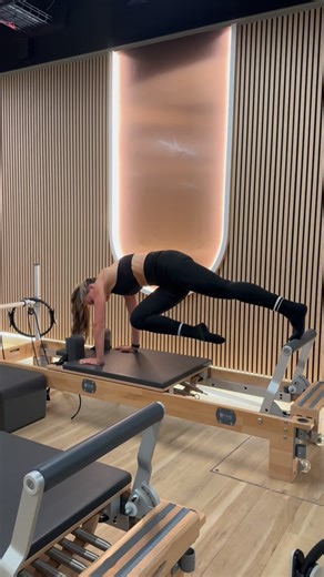 Millie Bromley-Davenport on Instagram: "SAVE THIS REFORMER CORE POWER FLOW 🤝 A fast-switching, strength-driven sequence that fires up your core, shoulders and hip flexors while keeping everything controlled and connected. Strong planks, dynamic transitions and constant tension make this one seriously effective. why this one works • builds deep core strength – supporting your spine through movement • strengthens shoulders + arms – essential for strong weight-bearing work • improves hip flexor co