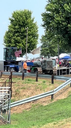 Caterpillar 60 pulling. #tractorpulling #antiquetractorpulling #antiquetractor #happytractoring #oldiron #caterpillar #caterpillarequipment #crawlertractor