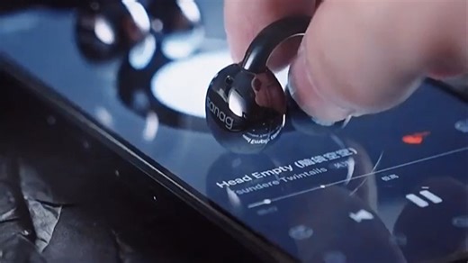 塞那耳机，音质不错，连接快，佩戴稳固！