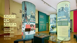 Die neue Sonderausstellung “Kinder des Krieges” führt durch die Lebenswelt von Kindern im Zweiten Weltkrieg. Zeitzeuginnen und Zeitzeugen unterschiedlicher Herkunft sowie deren Erinnerungsgegenständeerzählen von ihren Erfahrungen auf persönliche und nachvollziehbare Weise. 🧸 Wie erlebten diese Kinder die Zeit vor, während und nach dem Zweiten Weltkrieg? Das zeigt das Haus der Geschichte im Museum Niederösterreich in Kooperation mit dem Ludwig Boltzmann Institut für Kriegsfolgenforschung​. Mehr 