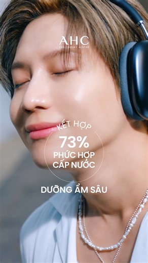 MÁCH CHỊ EM TIPS HẸN CRUSH ĐI BRUNCH, DA CĂNG MƯỚT ON POINT Hoàn thành lớp makeup chỉ với 1 bước gọn nhẹ, sẵn sàng slay cho mọi cuộc hẹn cùng bộ đôi chống nắng phổ rộng từ AHC: 🌞 Kem chống nắng với SPF 50 với khả năng bảo vệ phổ rộng UVA đến 400nm ✨ Sáp chống nắng dễ dàng re-apply với bột Celamine kiềm dầu cho da khô thoáng, căng mướt chuẩn Hàn 🔆Thiết kế nhỏ gọn thuận tiện mang theo, dễ dàng re-apply mọi nơi mọi look. 💫 Bảo vệ da toàn diện, da căng mướt ready cho mọi cuộc hẹn. Xinh chuẩn Hàn 