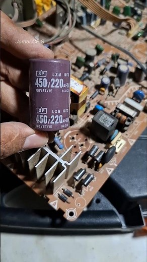 Installing a large 220uF 400V electrolytic capacitor#soldering #technique #electrolyticcapacitor