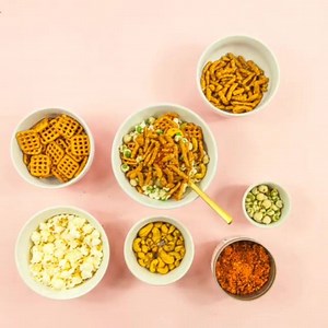 Want to make your snack break even more delicious? Get Cake & Confetti's Harvest Snaps Sriracha snack mix recipe here: bit.ly/2l0dKJv | Harvest Snaps