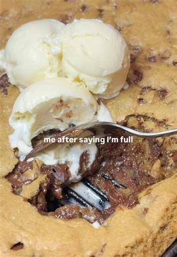 You know you want it 🙂‍↕️🍪 The easiest one skillet chocolate chip cookie skillet recipe is on boniabakery.com linked below and in my bio ⬇️ 🔗 https://boniabakery.com/chocolate-chip-cookie-skillet/ #cookieskillet #chocolatechipcookie #skilletcookie #easyrecipes #cookierecipe