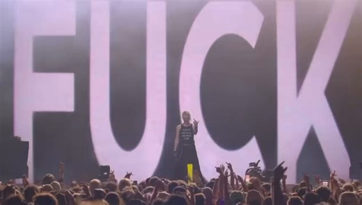 this is legit the only time i’ve seen the coachella crowd move