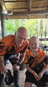 ✂️💛 Klein Kwagga sny sy hare vir Dianty – want ware vriende dra mekaar, al is dit haar vir haar. Hare groei weer, maar jou moed en liefde bly vir altyd. 🌼🎗️ #HoopVirDianty #HareVirHoop #KleinKwaggaGeeOm | Klein Kwagga