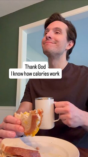 🎭Actor’s struggling to get in shape because you don’t want to give up the foods you love. Here it is and how you do it. 1. TRACK YOUR FOOD - if you’ve been following me for a while, you know that specific food doesn’t make you fat it’s your surplus of calories. If you track your food and you are eating in line with your goal, you can eat the foods that you love and still see progress. It’s not hard and it’s not annoying. It’s liberating and allows you to eat the things you love and actually get