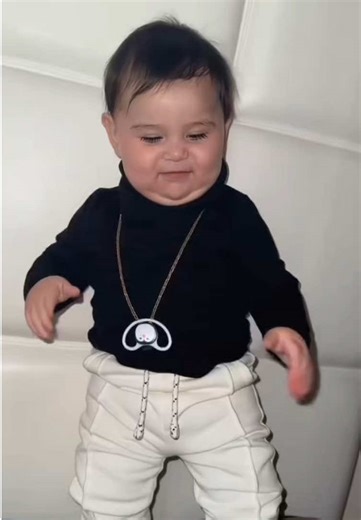 Dansuri și efecte cu Sorinel Pustiu pe TikTok