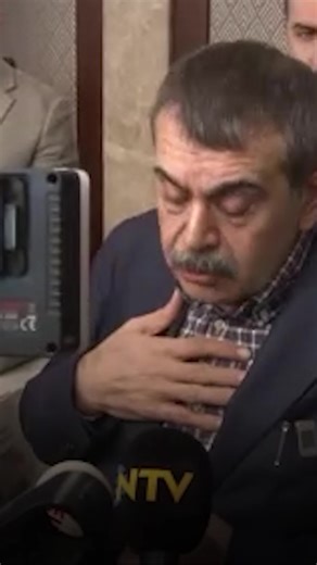 Yusuf Tekin: Özgür Özel kadar midesi geniş biri değilim Okullardaki Ramazan etkinliklerini 'eğitimde Talibanlaşma' olarak nitelendiren ve 'Laikliği Birlikte Savunuyoruz' başlıklı bildiriye imza atan 168 kişi hakkında suç duyurusunda bulunacağını söyleyen Milli Eğitim Bakanı Yusuf Tekin, CHP Genel Başkanı Özgür Özel'e cevap verdi: "Anadolu'nun her tarafında küfür addedilen cümleleri kendi partisinden bir belediye başkanına mesajla yazıp ispatlandığı zaman da "Bu küfür değil; kişilik analizidir" d