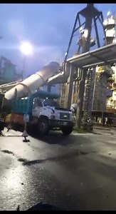 #LoUltimo || Cayó una chimenea de Refinería Se conocen imágenes de la emergencia presentada en la Refinería de Barrancabermeja por la caída de una chimenea, hubo daños en dicha unidad y daño en una camioneta que estaba cerca del incidente. En el hecho no hubo lesionados. Ecopetrol informa que, en la madrugada de este sábado, 2 de septiembre, sobre las 4:50 a.m. como consecuencia de la fuerte tormenta y vientos que se registraron en la ciudad, ocurrió la caída de la chimenea del horno de la unida