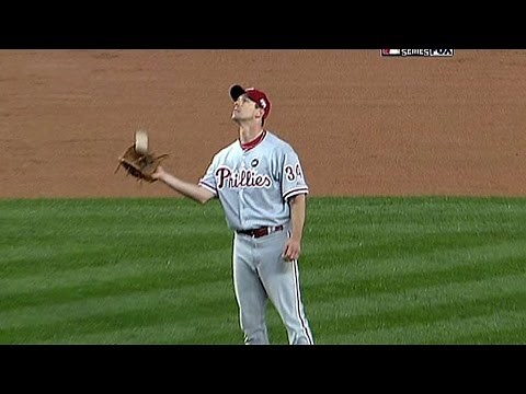 WS 2009 Gm1: Lee makes two plays look easy