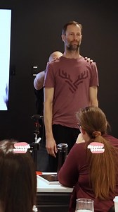 Occlusion dentaire : la vraie cause de ta rotation cervicale limitée ? Étude de cas : Rotation cervicale limitée. Double valgus aux pieds. Plan scapulaire neutre. On trouve 2 dents manquantes qu'on "corrige" On refait le test… ✔️ Gain immédiat en rotation cervicale ✔️ Amélioration du valgus des pieds L'Articulation Temporo-Mandibulaire n’est pas un facteur qui contribue au système postural… 👉 C’est un facteur qui peut le perturber. | CIES Canada/Belgique