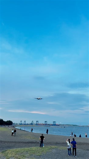 A park in Tokyo, Japan with planes flying over it every minute. | Japan Moments