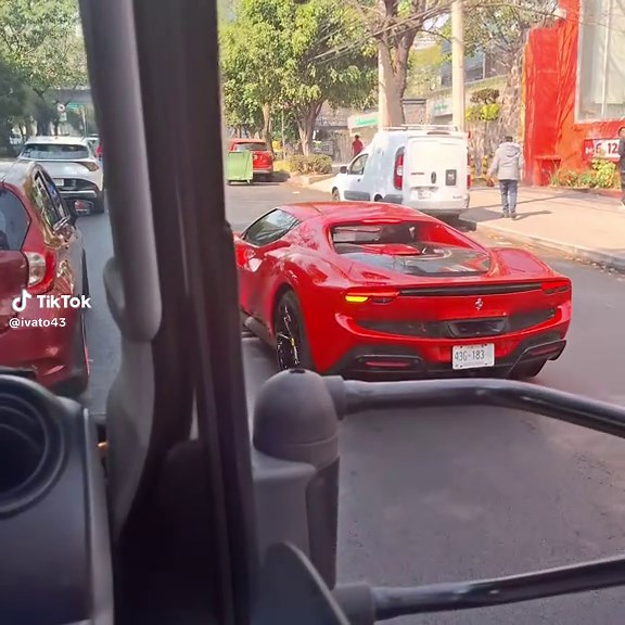 Hazte para haya correle! 😆🤣 #ferrari #periferico | ferrari